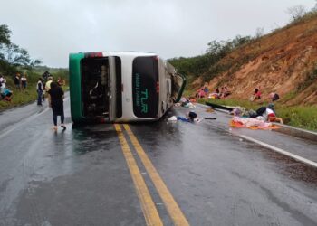 Tombamento de ônibus deixa morto e feridos no km 597 da BR-116, em Irajuba