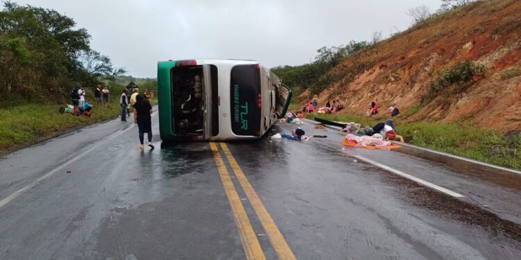 Tombamento de ônibus deixa morto e feridos no km 597 da BR-116, em Irajuba