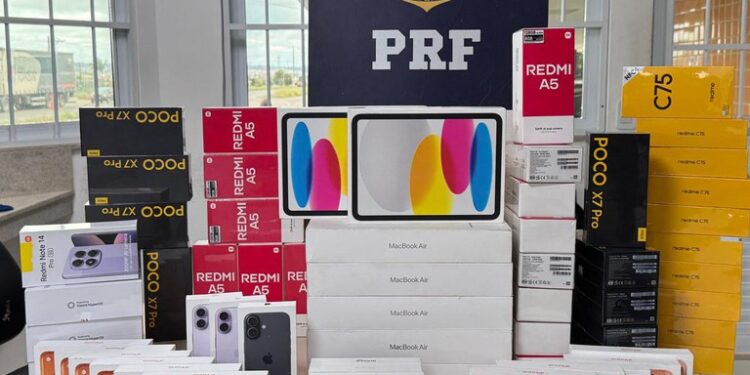 PRF apreende 64 produtos eletrônicos de origem irregular durante fiscalização na BR-116, em Vitória da Conquista