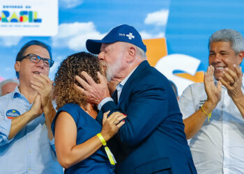Prefeita de Gandu se emociona ao discursar em evento com Lula em Salvador