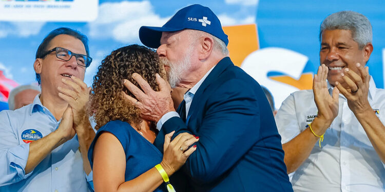 Prefeita de Gandu se emociona ao discursar em evento com Lula em Salvador