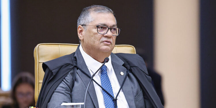 Flávio Dino proíbe criação de novos “penduricalhos” acima do teto constitucional no serviço público