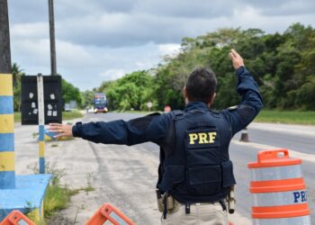 PRF localiza mulher desaparecida e em situação de vulnerabilidade na BR-116, em Jaguaquara