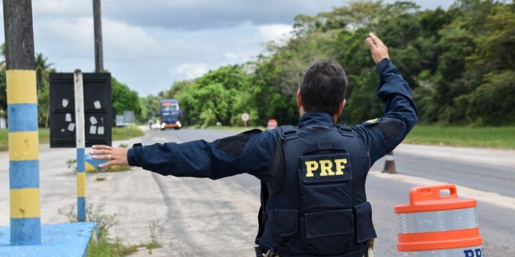PRF localiza mulher desaparecida e em situação de vulnerabilidade na BR-116, em Jaguaquara