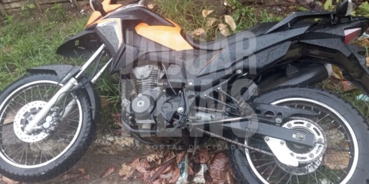 Moto que havia sido furtada na madrugada é encontrada pela PM após ser abandonada em Jaguaquara