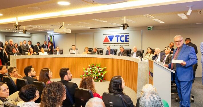 Josias Gomes toma posse no TCE-BA em cerimônia prestigiada por autoridades dos três Poderes