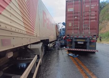 Acidente entre 3 carretas deixa motorista morto e interdita BR-116 entre Jaguaquara e Jequié