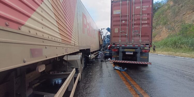 Acidente entre 3 carretas deixa motorista morto e interdita BR-116 entre Jaguaquara e Jequié
