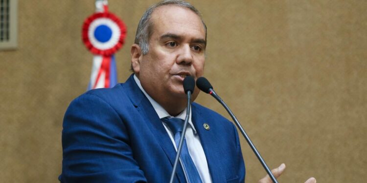 Sandro Regis rebate declarações de Eden sobre Coronel diz que PT está de salto alto