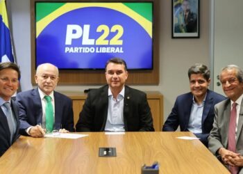 Em Brasília, ACM Neto aparece ao lado de Flávio Bolsonaro em filiação de Aroldo Cedraz