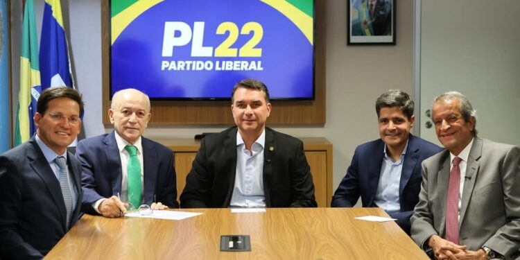 Em Brasília, ACM Neto aparece ao lado de Flávio Bolsonaro em filiação de Aroldo Cedraz