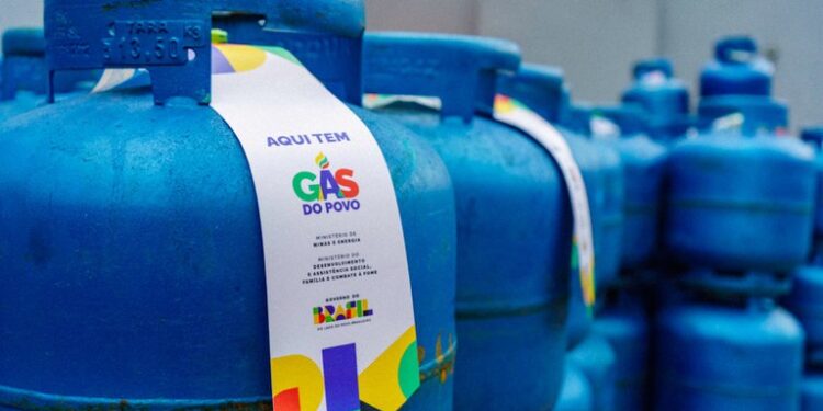 Programa Gás do Povo garante botijão gratuito para famílias de baixa renda na Bahia