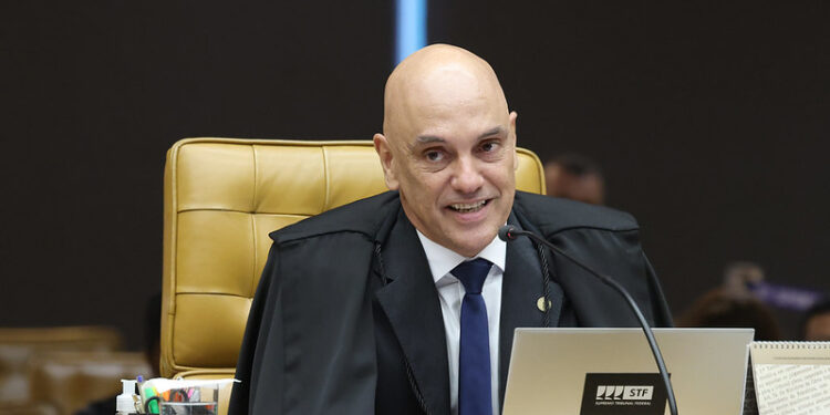 PF encontra troca de mensagens de Daniel Vorcaro e Alexandre de Moraes horas antes da prisão do empresário