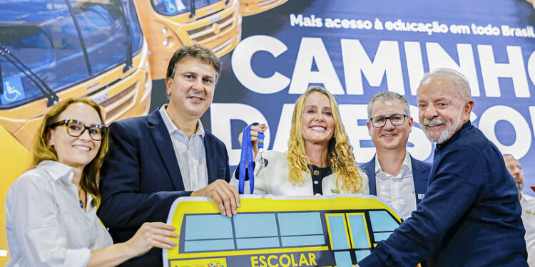 Edione participa de agenda com Lula em MG e garante ônibus escolar para Jaguaquara
