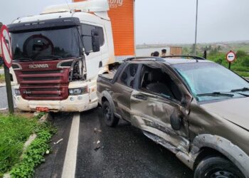 Caminhão colide com carro em cruzamento na BR-116, no Entroncamento de Jaguaquara