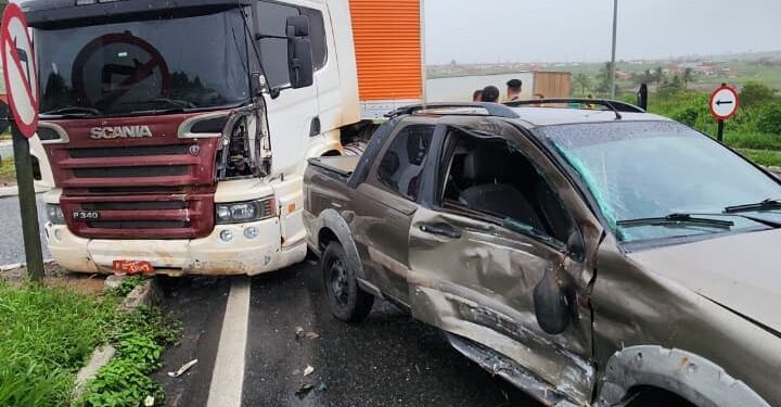 Caminhão colide com carro em cruzamento na BR-116, no Entroncamento de Jaguaquara