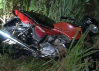 Motociclista perde a perna após acidente entre moto e caminhão na BA-545, em Jaguaquara