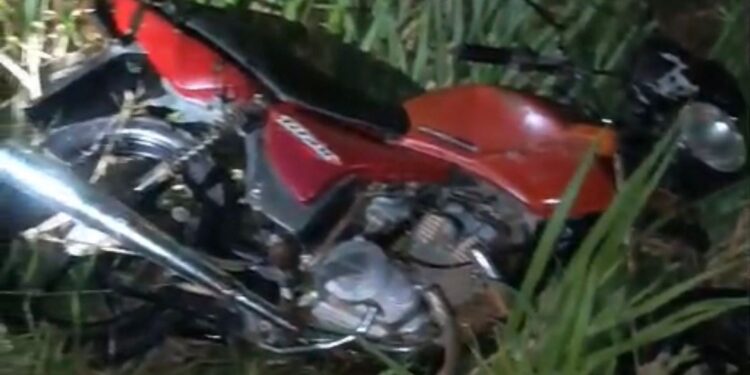 Motociclista perde a perna após acidente entre moto e caminhão na BA-545, em Jaguaquara