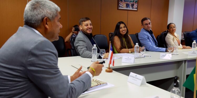 Governador recebe prefeito de Manoel Vitorino e discute investimentos para o município