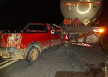 Pai e filho ficam feridos após caminhonete colidir na traseira de carreta parada na BA-026