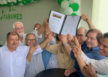 Prefeita Edione assina ordem de serviço para instalação de semi-UTI no Hospital de Jaguaquara