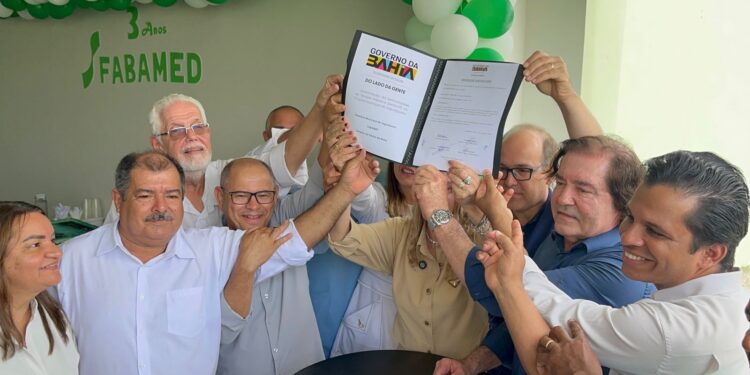 Prefeita Edione assina ordem de serviço para instalação de semi-UTI no Hospital de Jaguaquara