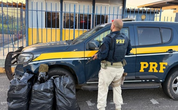 PRF apreende 30 kg de maconha após perseguição e acidente em Feira de Santana