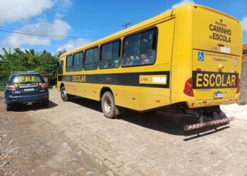 Ônibus público escolar é apreendido pela PRF por desvio de finalidade na Bahia