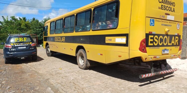 Ônibus público escolar é apreendido pela PRF por desvio de finalidade na Bahia