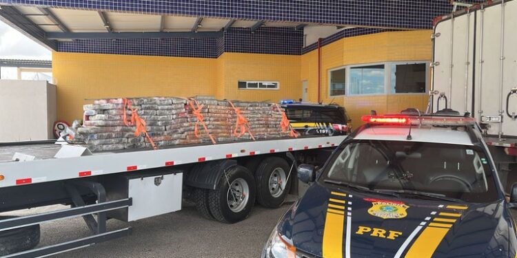 PRF apreende 1,9 tonelada de maconha no teto de caminhão frigorífico em Juazeiro