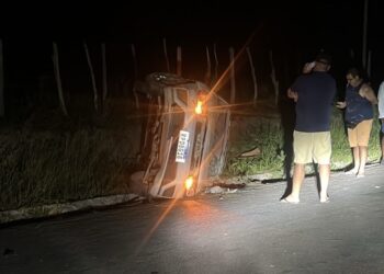 Carro capota em curva da BA-545, em Jaguaquara, e casal é socorrido com ferimentos leves