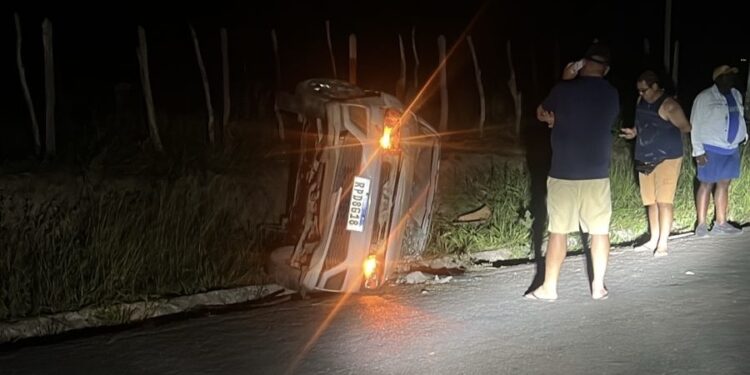 Carro capota em curva da BA-545, em Jaguaquara, e casal é socorrido com ferimentos leves