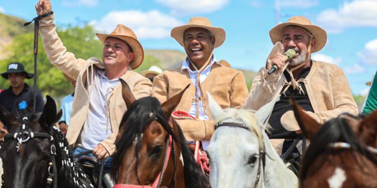 Jerônimo Rodrigues cumpre agenda em Milagres neste domingo e participa da Festa dos Vaqueiros