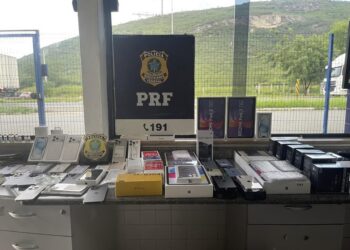 Canetas de emagrecimento ilegais e iPhones são apreendidos pela PRF em ônibus na BR-116 em Jequié
