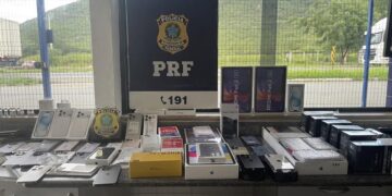 Canetas de emagrecimento ilegais e iPhones são apreendidos pela PRF em ônibus na BR-116 em Jequié