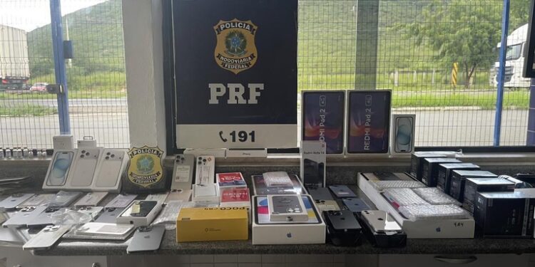 Canetas de emagrecimento ilegais e iPhones são apreendidos pela PRF em ônibus na BR-116 em Jequié