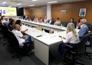 Jerônimo encaminha à ALBA projeto de lei que garante piso do magistério acima do nacional