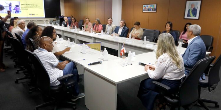 Jerônimo encaminha à ALBA projeto de lei que garante piso do magistério acima do nacional