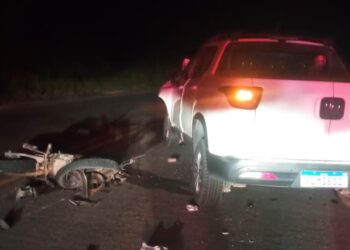 Colisão entre carro e motocicleta deixa um morto na BA-026, entre Maracás e Pé de Serra