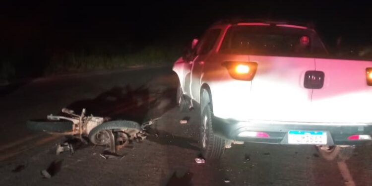 Colisão entre carro e motocicleta deixa um morto na BA-026, entre Maracás e Pé de Serra