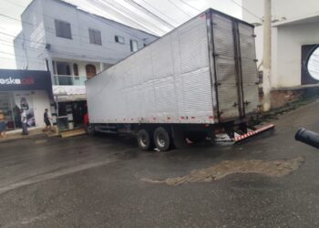 Caminhão baú trava trânsito no centro de Jaguaquara ao tentar conversão para acessar a BA-545