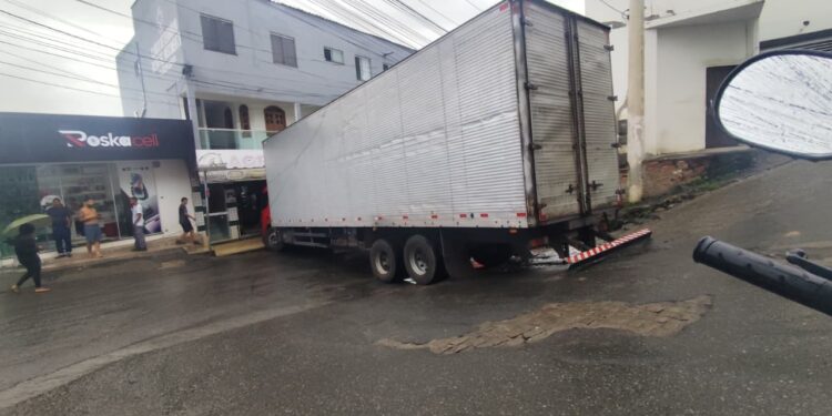 Caminhão baú trava trânsito no centro de Jaguaquara ao tentar conversão para acessar a BA-545