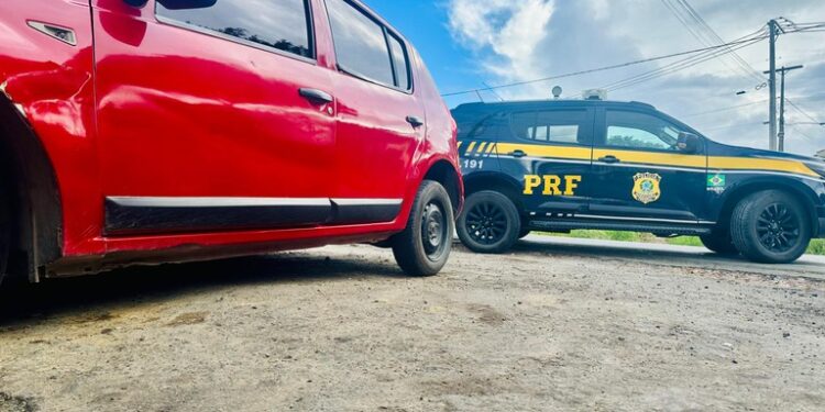 PRF recupera veículo com registro de roubo durante fiscalização na BR-420, em Jaguaquara