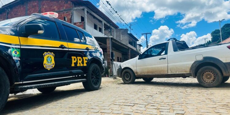 PRF recupera veículo roubado durante fiscalização na BR-420 em Ubaíra