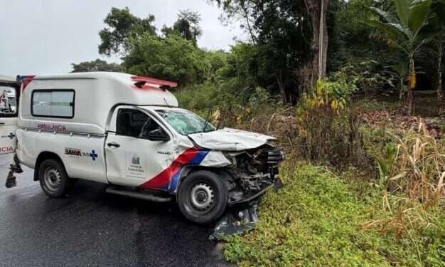 Ambulância e caçamba se envolvem em colisão na BA-650 entre Ipiaú e Ibirataia; três pessoas são socorridas