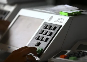 Onze governadores renunciam para disputar eleições de outubro