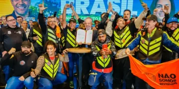Lula cria programa de R$ 30 bilhões para motoristas de aplicativos