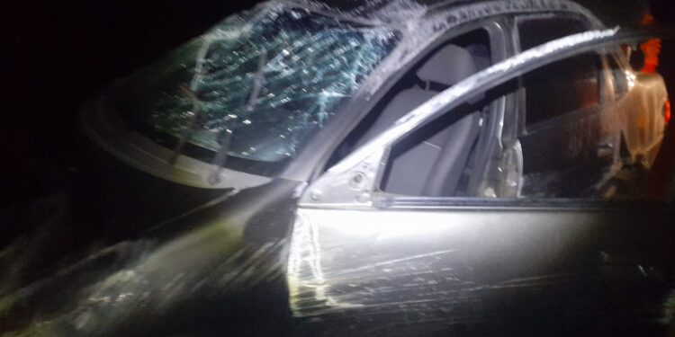 Motorista perde controle, capota carro e provoca colisão na BA-130 entre Itagi e BR-330