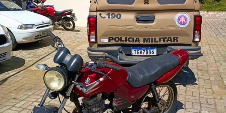 PM recupera motocicleta com restrição de furto em Jaguaquara
