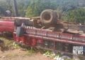 Caminhão F-4000 carregado com verduras tomba em estrada da zona rural de Jaguaquara